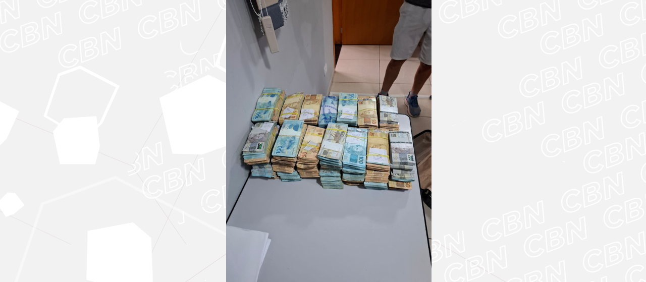 Suspeitos jogam R$ 1,2 milhão pela janela durante ação policial