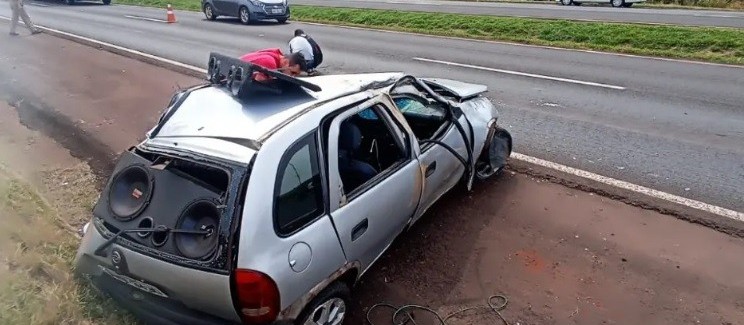 Motorista morre após capotar carro e ser ejetado em acidente em Maringá