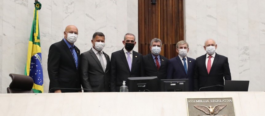 Novos parlamentares tomam posse na Assembleia Legislativa do Paraná