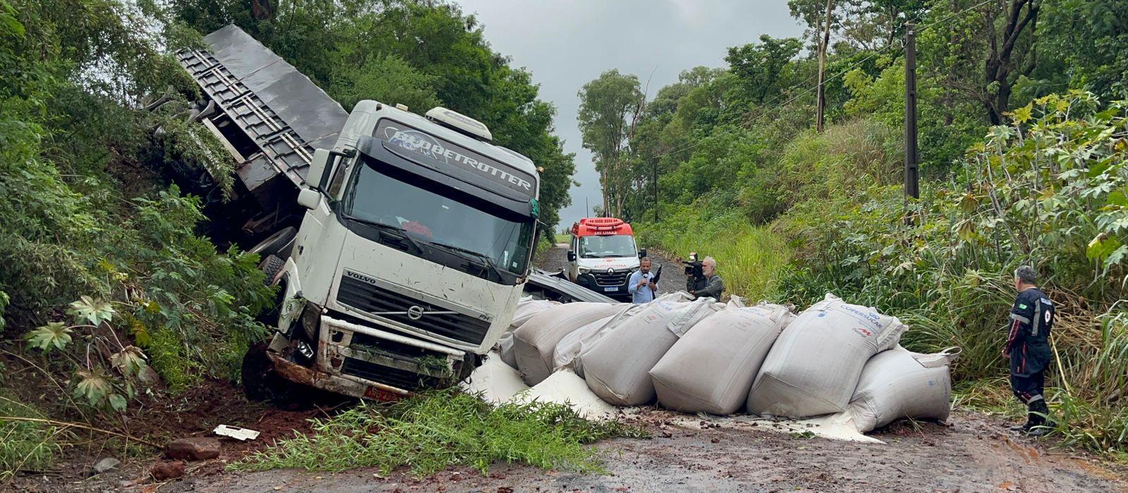 PR-487 ainda está com uma via interditada após batida