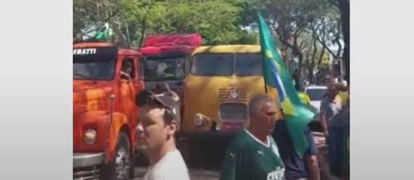 Manifestantes voltam a fechar Avenida Mandacaru