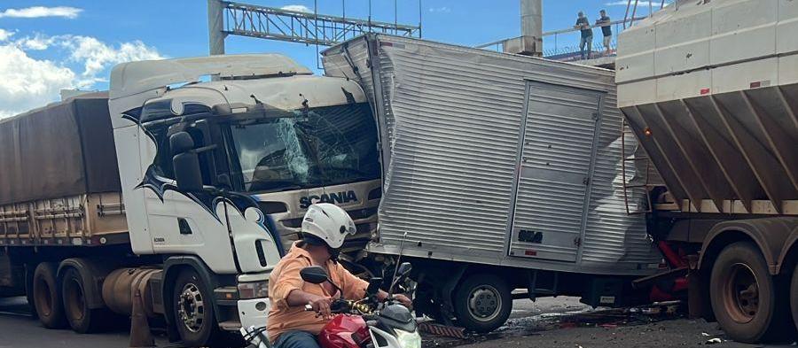 Passageiro fica preso às ferragens em engavetamento de caminhões