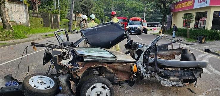 Cinco pessoas ficam feridas após carro partir ao meio em acidente