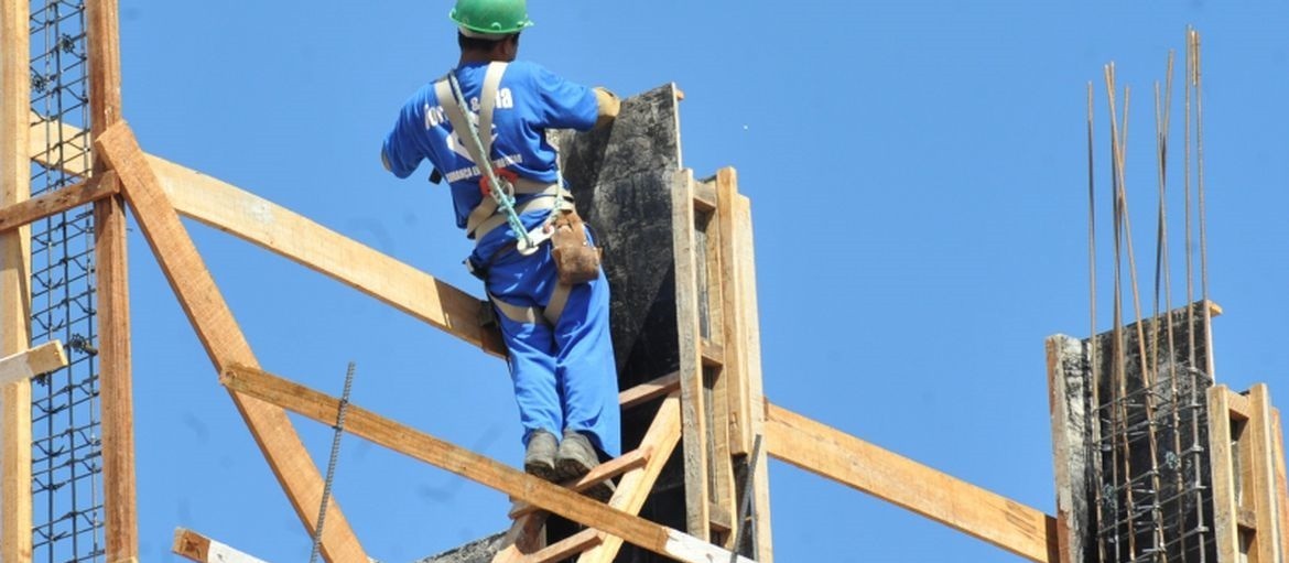 Trabalhador morre após cair de altura de nove andares, em Ponta Grossa