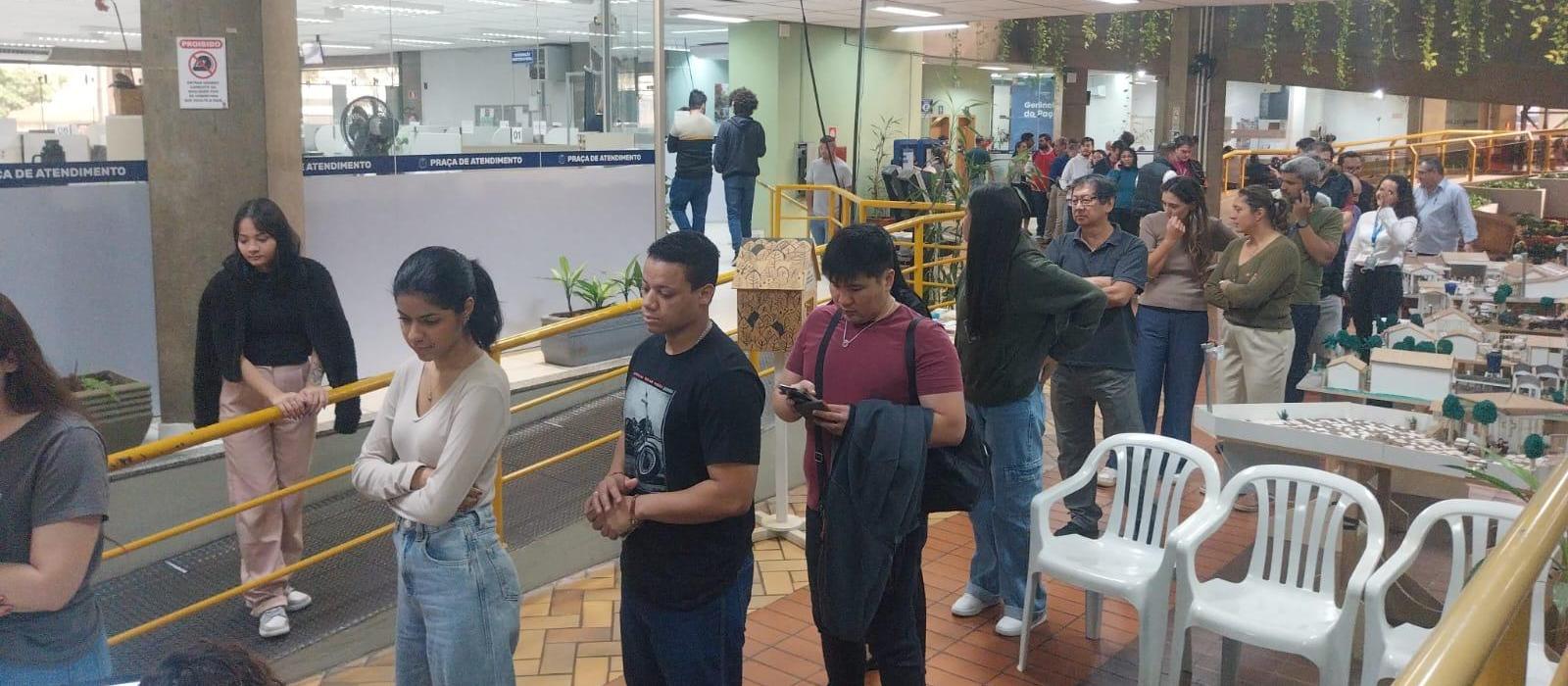 População faz fila para vacinar contra a gripe no Paço Municipal
