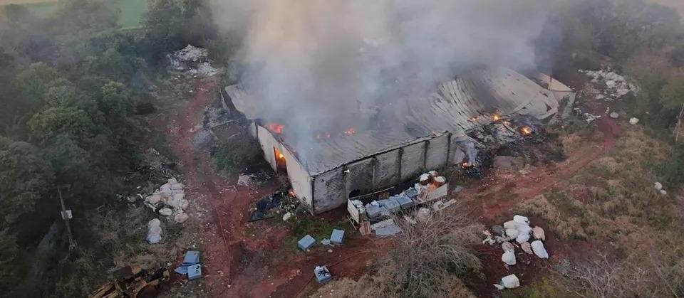 Bombeiros levam 12 horas para apagar incêndio em barracões de recicláveis