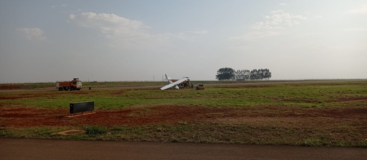 Avião de instrução é atingido por rajada de vento e sai da pista