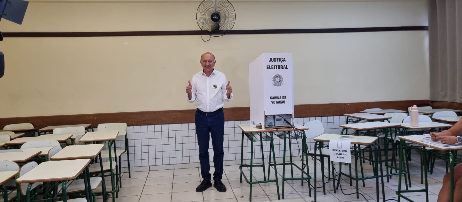 Candidato Edson Scabora (PSD) vota no Instituto de Educação de Maringá