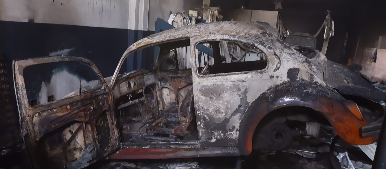 Incêndio destrói veículos em oficina elétrica em Maringá