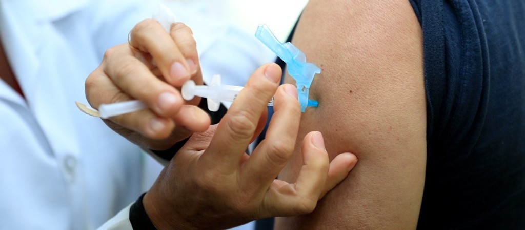 Vacinação contra Covid-19 neste sábado (22), em Maringá, ocorre apenas na Secretaria de Saúde 