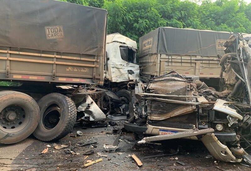 Acidente Envolvendo Caminhões Deixa Motorista Gravemente Ferido