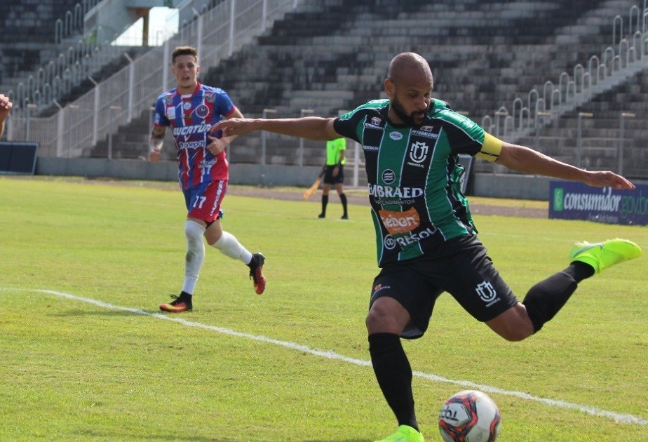 São Paulo acerta com lateral esquerdo Carlinhos, ex-Fluminense