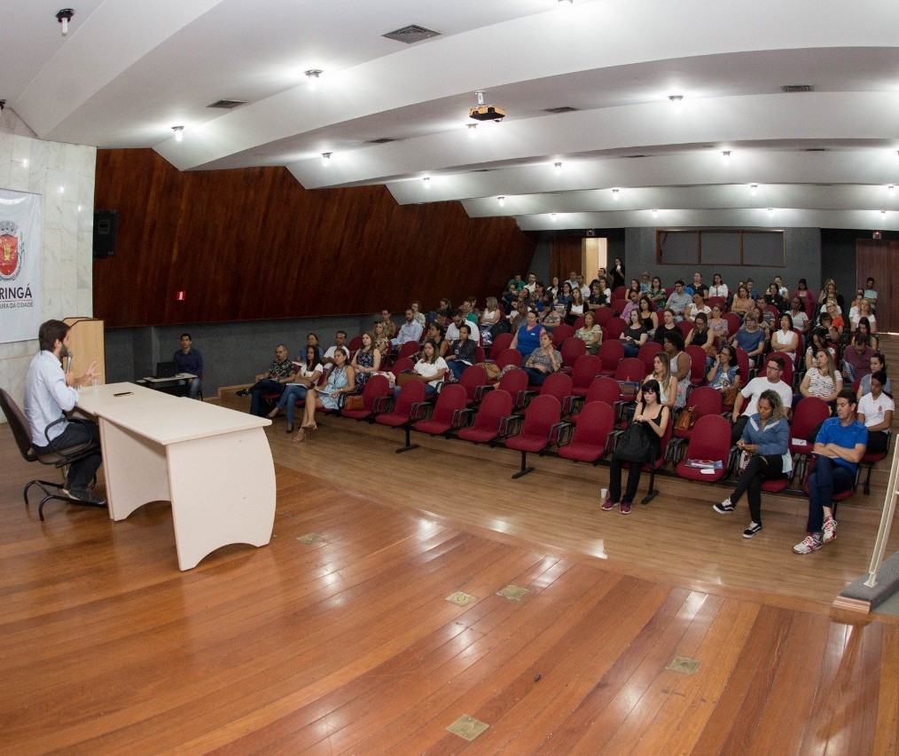 Palestra sobre felicidade marca ′Dia Municipal da Consciência Jovem′