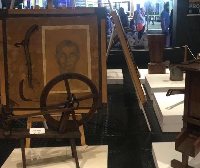 Exposição com objetos de pioneiros faz sucesso no estande da Prefeitura de Maringá