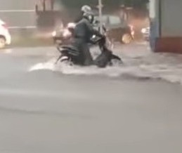 Vídeo: motociclista é arrastado durante enxurrada forte em Sarandi
