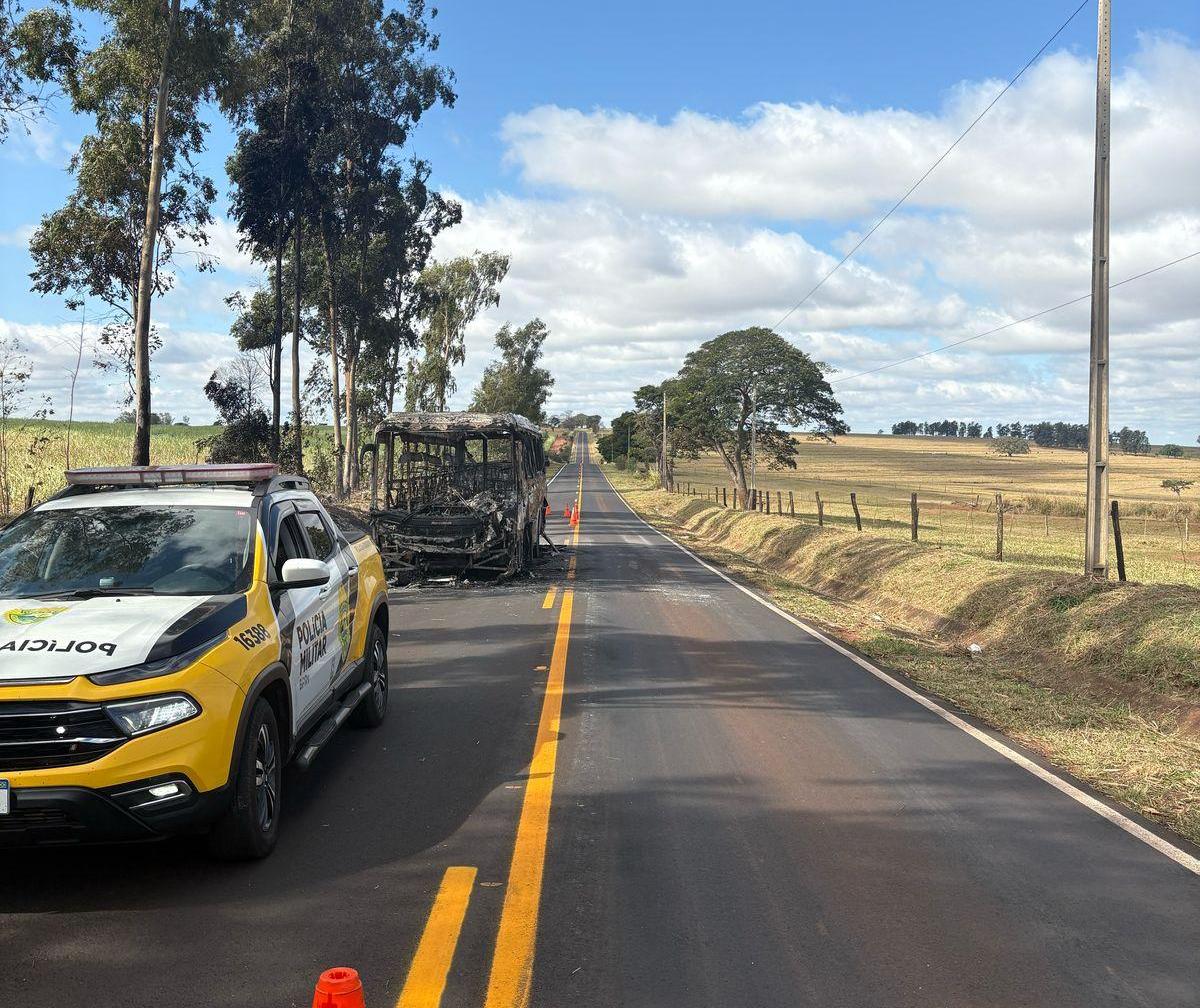 Passageiros abandonam ônibus em chamas na PRC-494