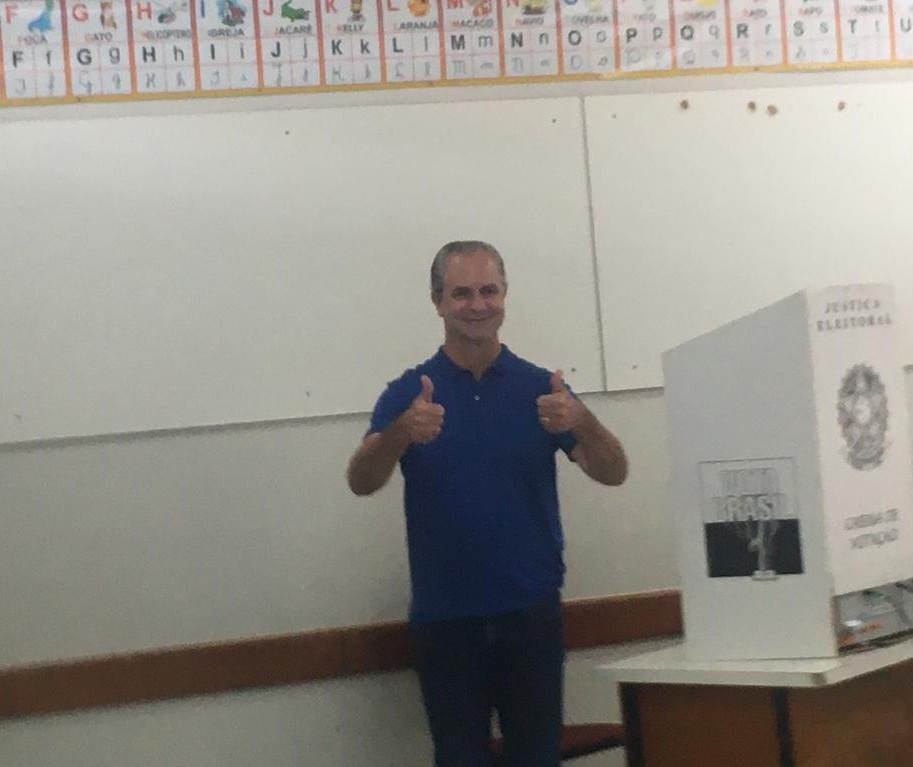 Prefeito Ulisses Maia (PSD) votou pela manhã no colégio Santo Inácio