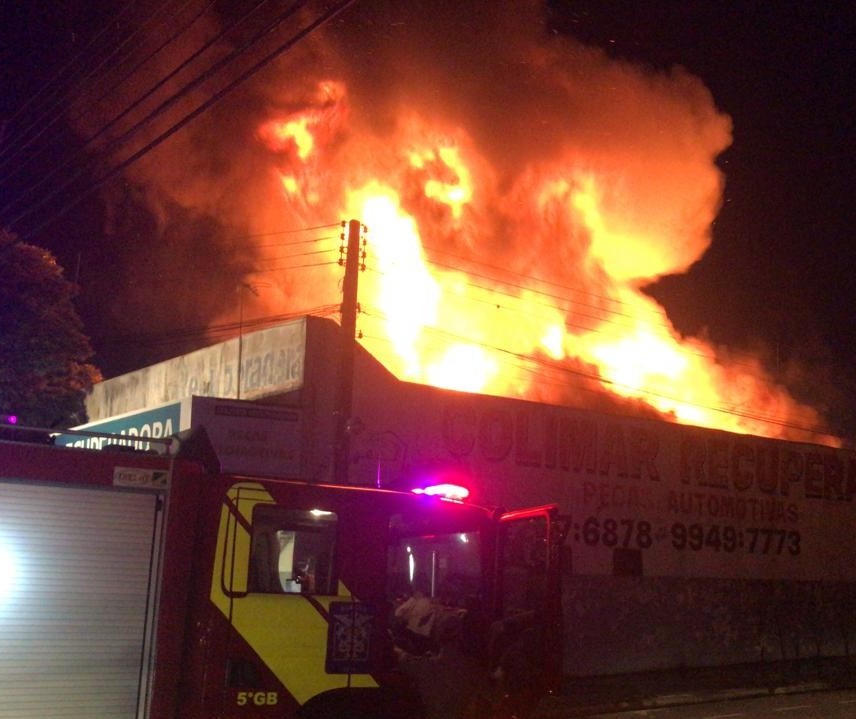Incêndio atinge barracão em Maringá