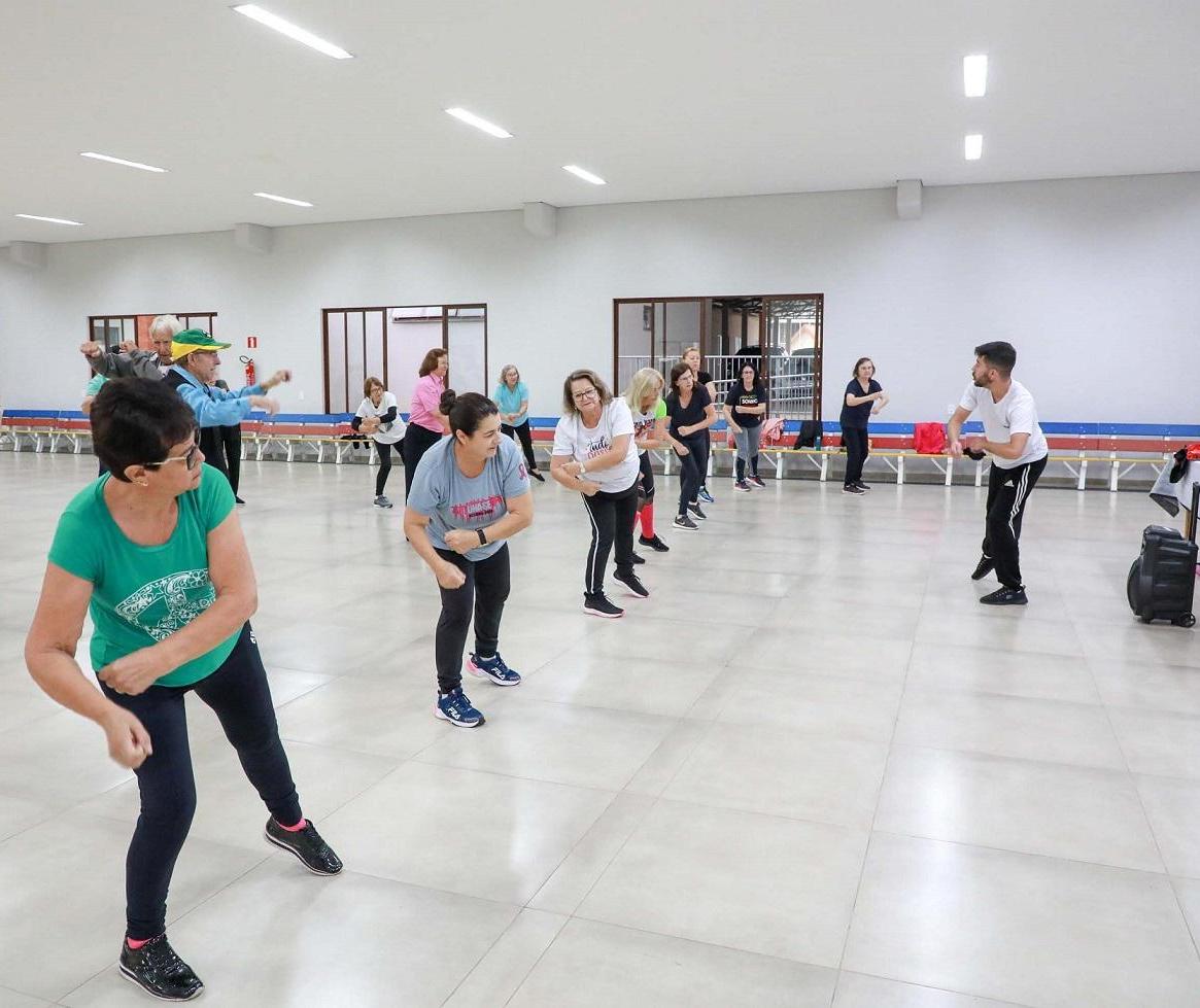 Conheça os benefícios físicos e mentais da dança para idosos
