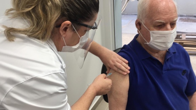 Trabalhadores da área da saúde com mais de 70 anos começam a ser vacinados