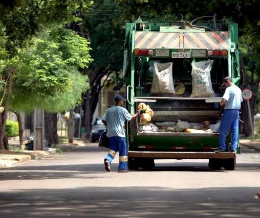 Coleta de lixo atrasa por causa do feriado de Natal