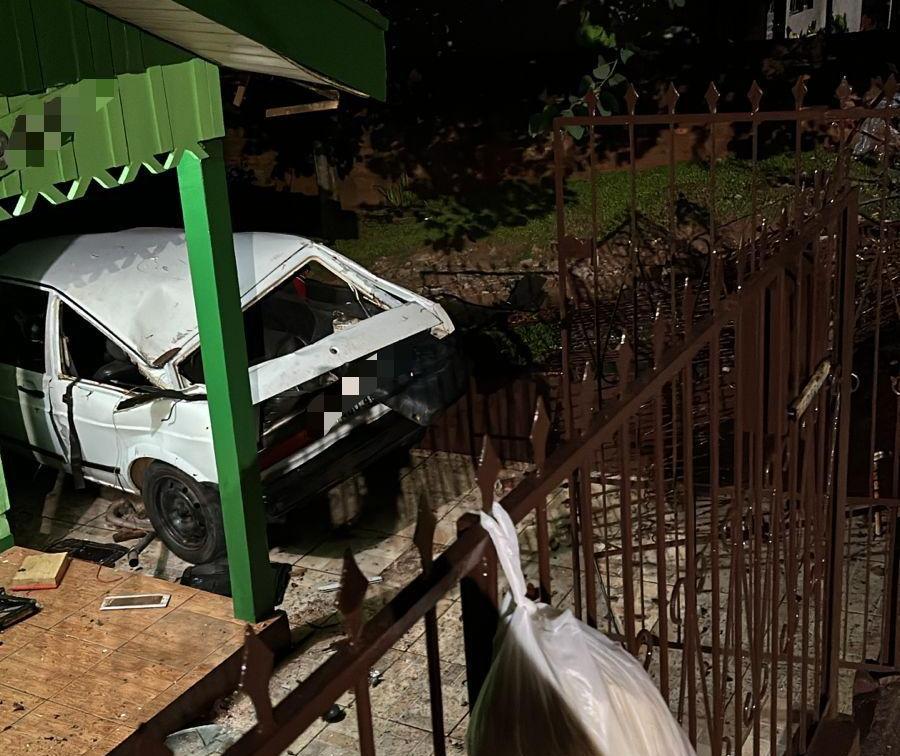 Carro invade residência durante perseguição policial