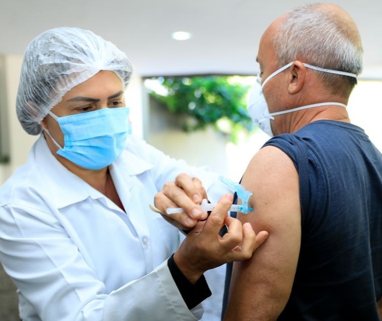 Secretário municipal de Saúde fala sobre Maringá ser a primeira cidade a vacinar população abaixo dos 40 anos no estado