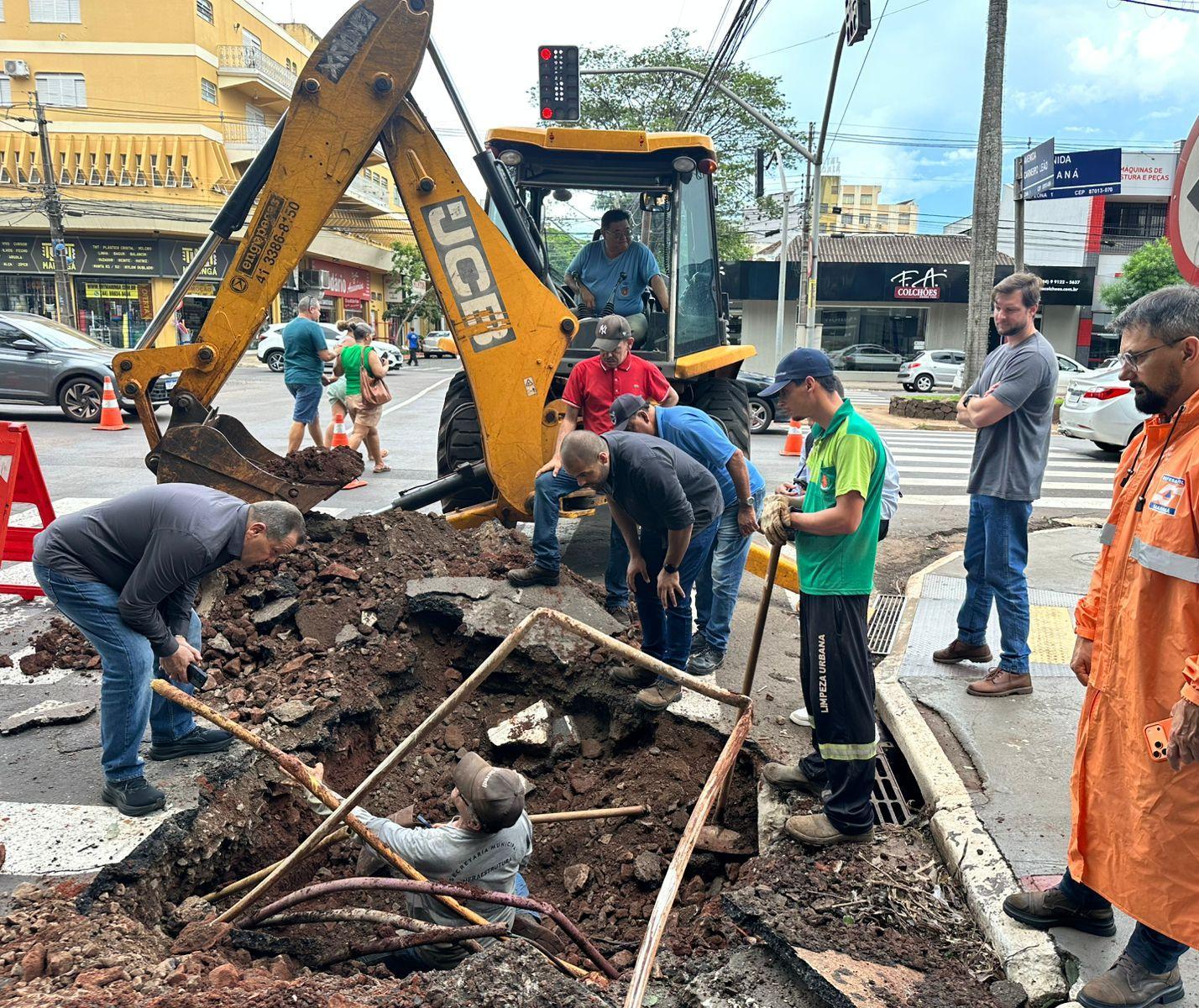Buraco na Avenida Paraná mobiliza equipe de Infraestrutura
