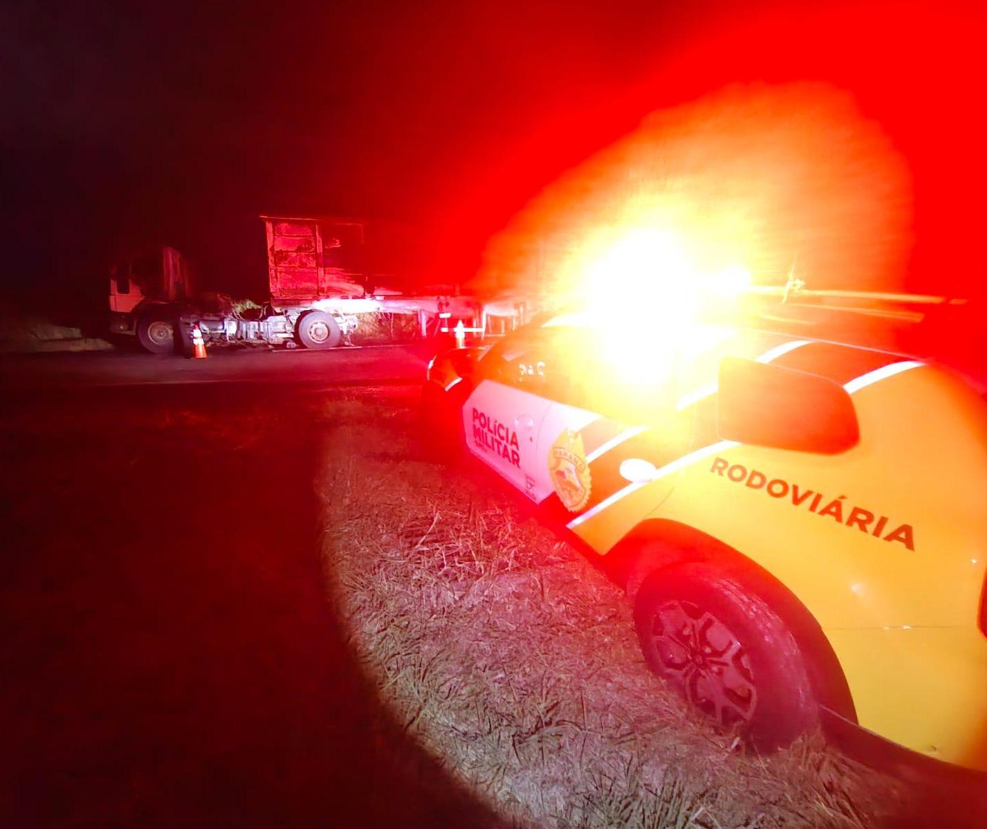 Caminhonete bate em veículo parado na rodovia e família fica ferida