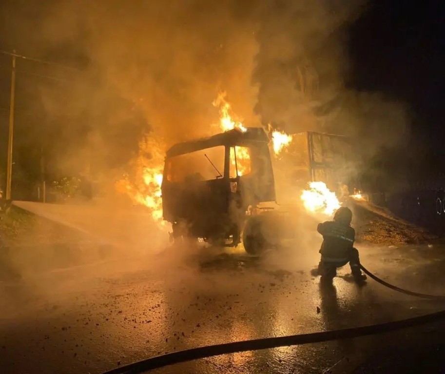 Caminhão carregado com carga de grãos pega fogo na BR-376