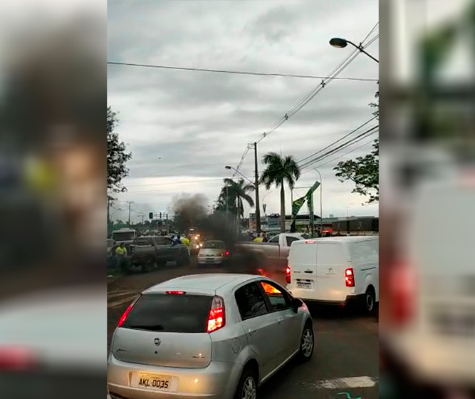 Protesto complica o trânsito na PR-317, em Maringá