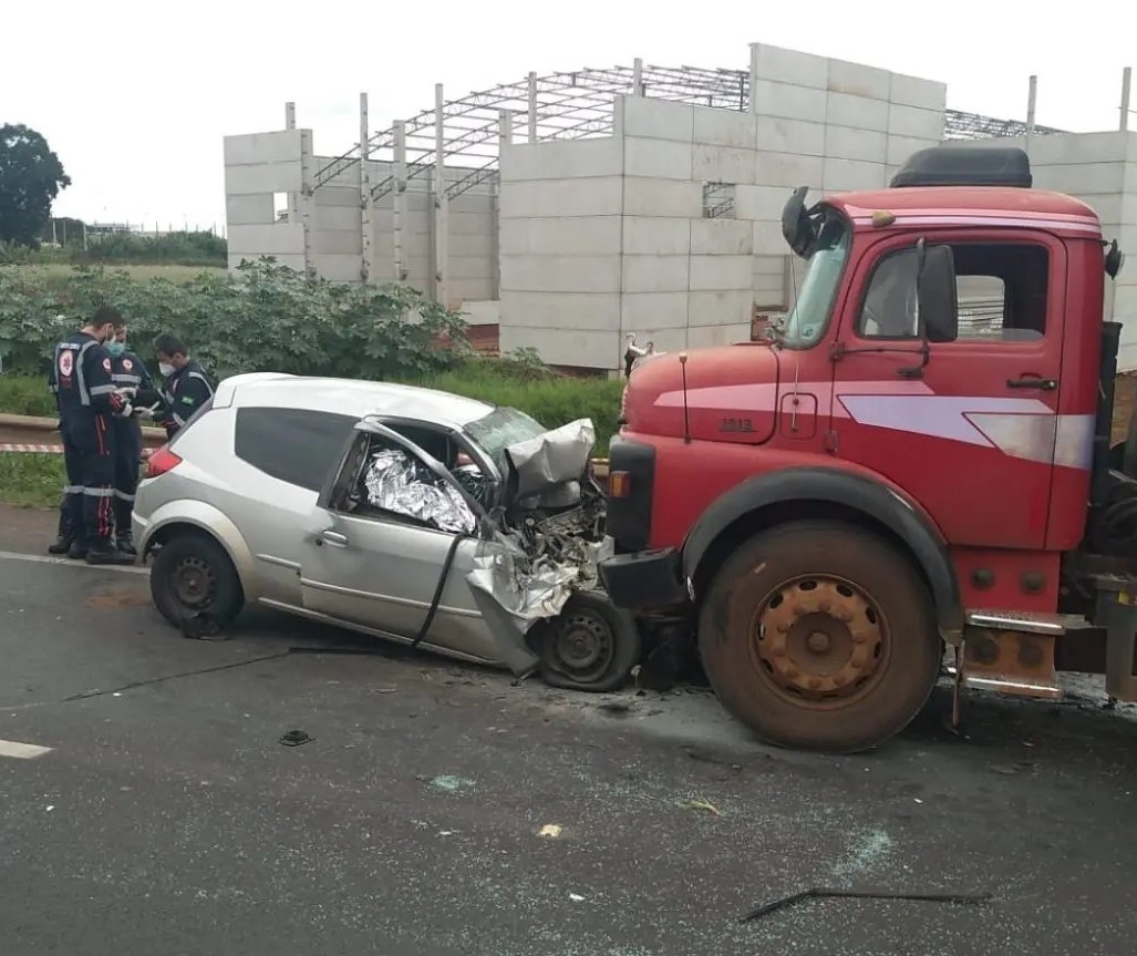 Duas pessoas morrem em colisão frontal entre carro e caminhão na BR-376