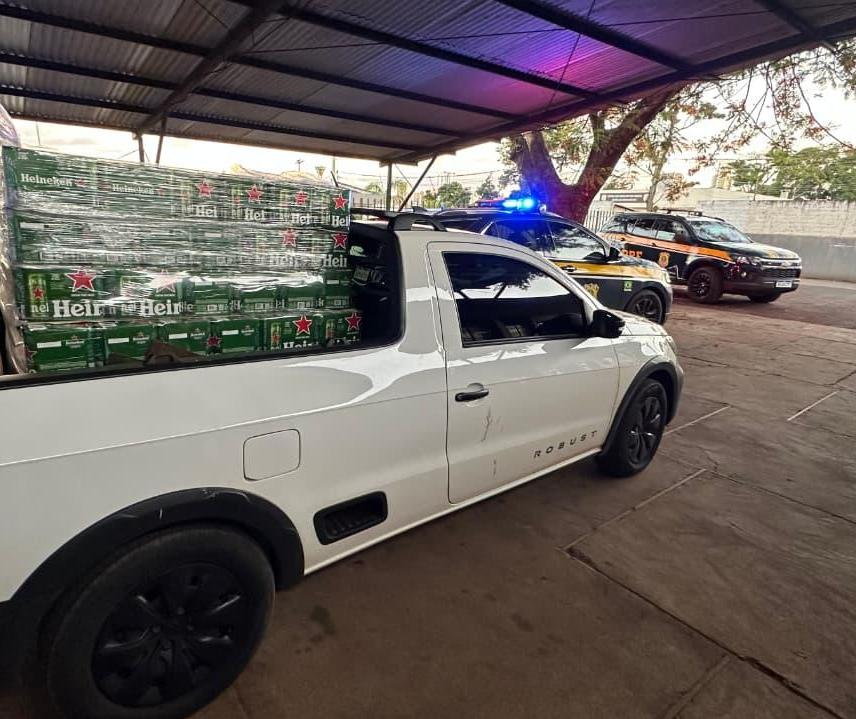 PRF recupera carro roubado com bebidas e 1.500 maços de cigarro em Maringá