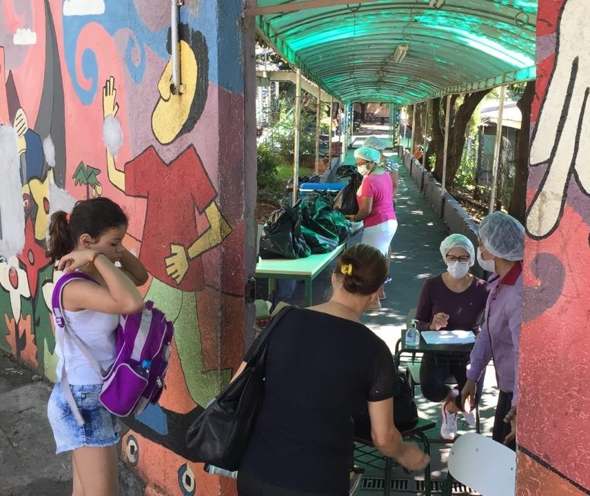 Famílias cadastradas no Bolsa Família recebem alimentos da merenda escolar