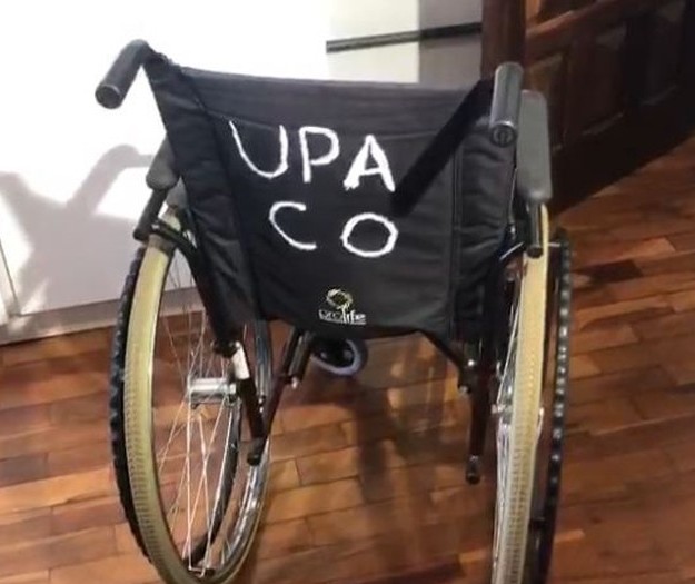 Casal vai responder criminalmente após roubar cadeira de rodas de UPA