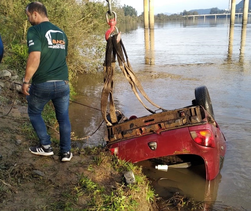 Encontrados últimos corpos de vítimas de carro que caiu no Rio Iguaçu, em União da Vitória