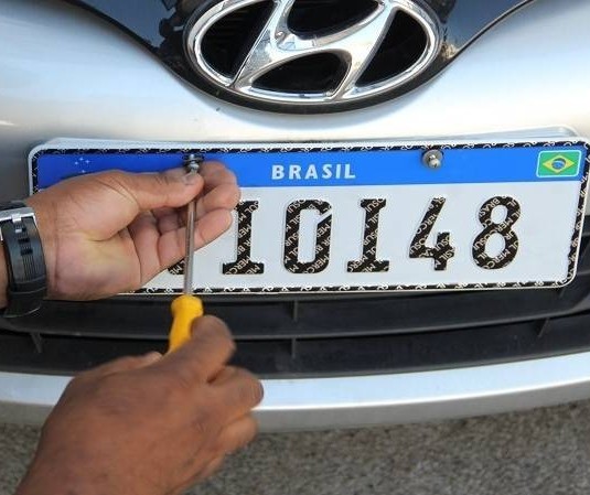 Polícia fiscaliza fábricas de placas de veículos em Maringá