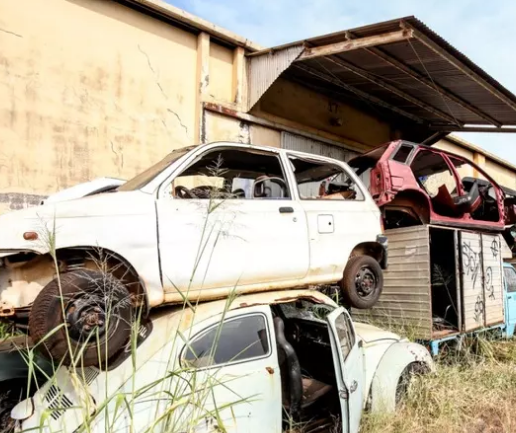 Carros abandonados nas ruas de Maringá viram ‘montanha’ de sucata