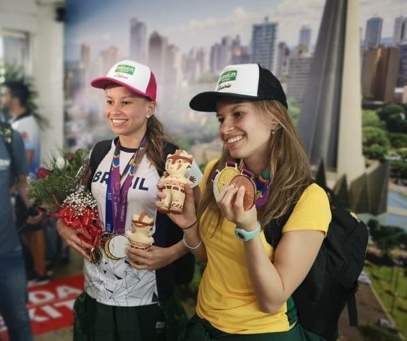 Gêmeas voltam para casa após maratona de competições no Peru e em Londres
