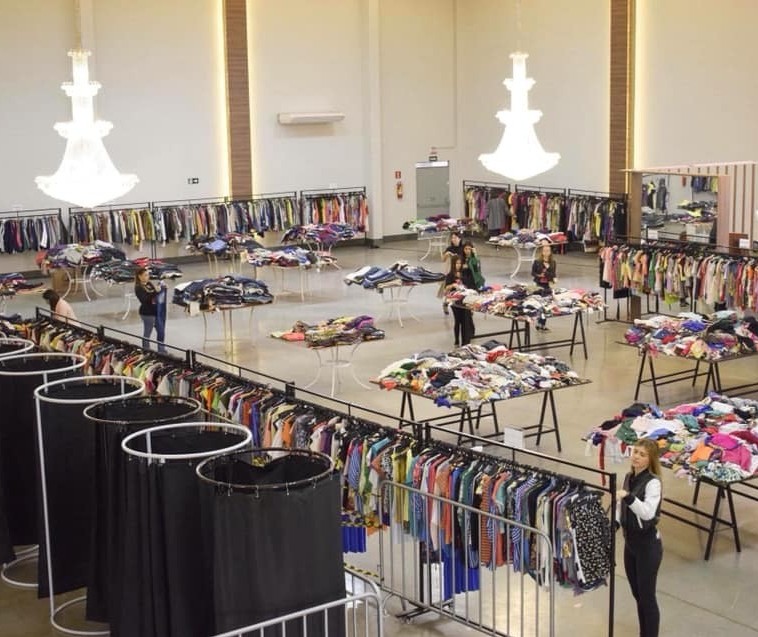 Bazar de roupas arrecada alimentos para indígenas em Maringá