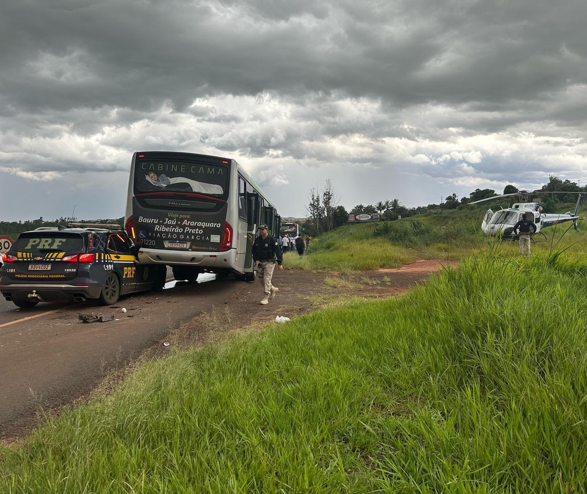 Viatura da PRF bate em ônibus na BR-376