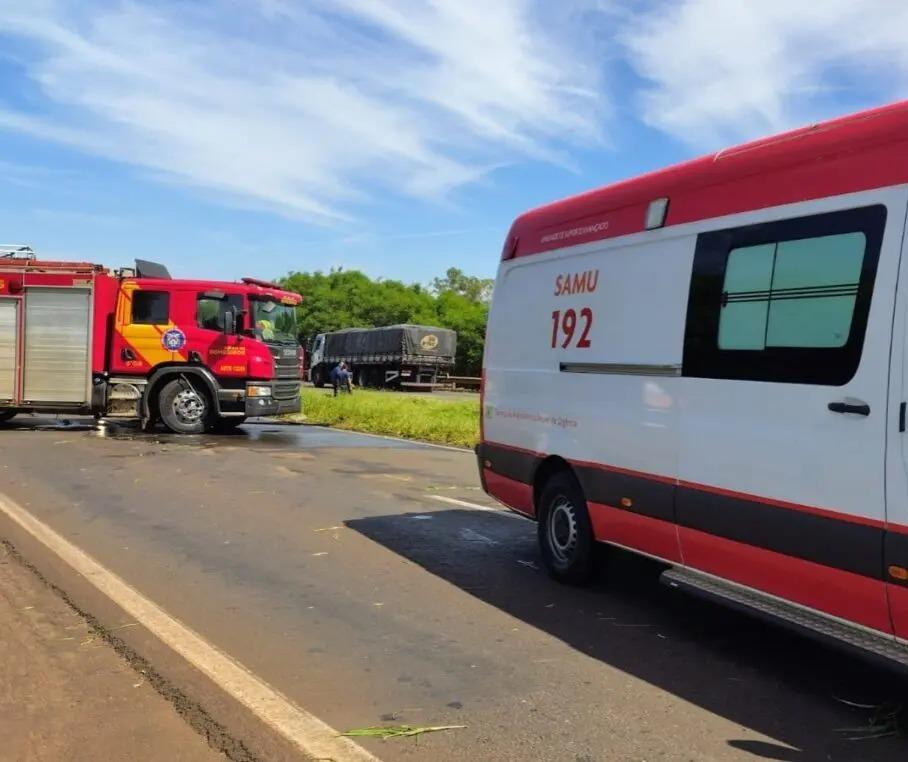 Capotamento na BR-376 entre Iguatemi e Maringá deixa dois trabalhadores feridos