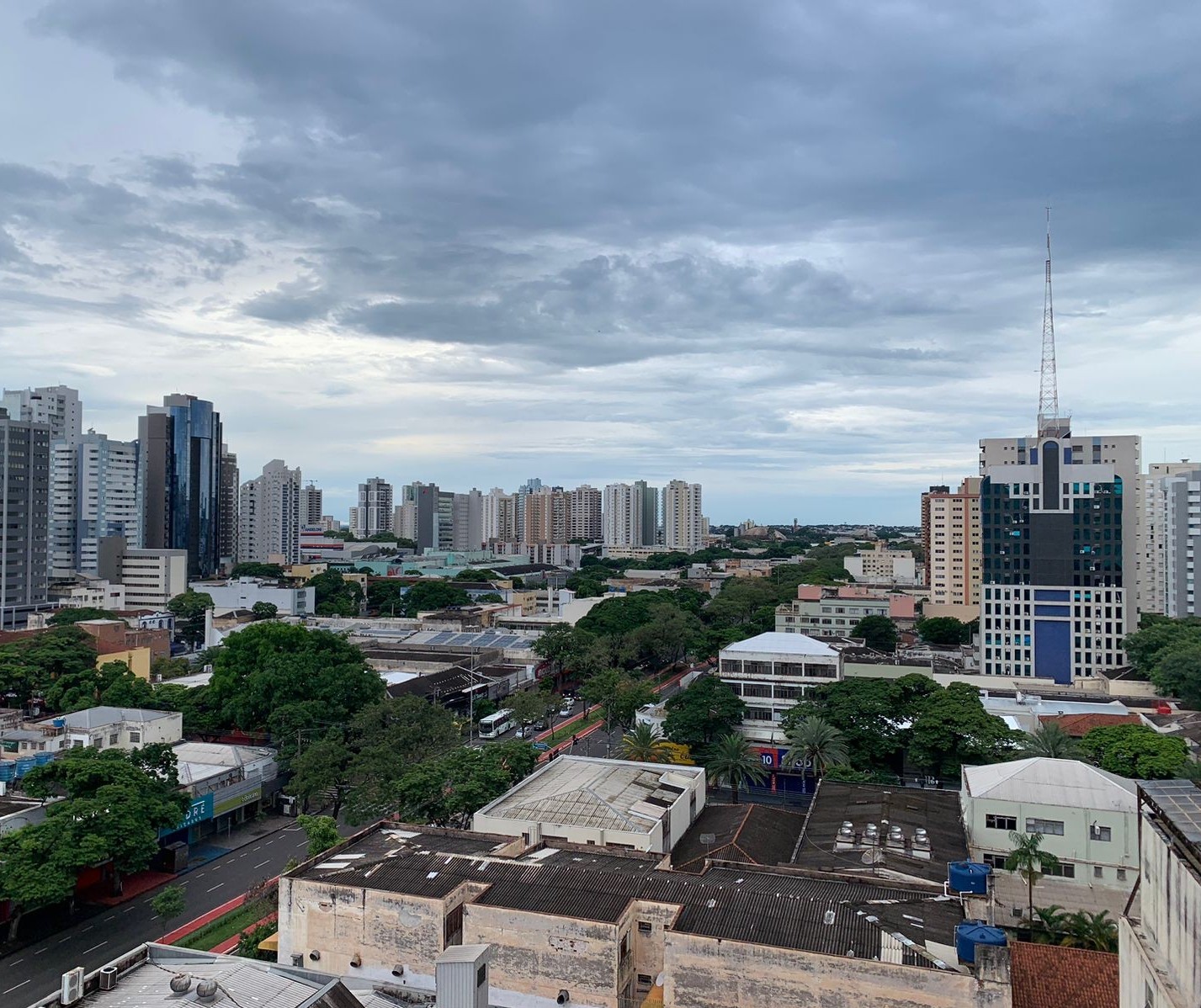 Semana começa com tempo abafado e previsão de chuva em Maringá