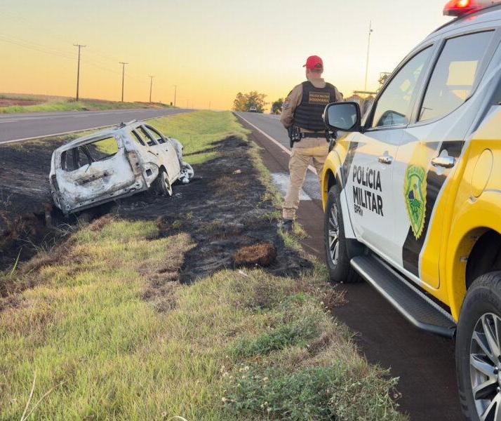 Carro fica totalmente destruído por incêndio após acidente