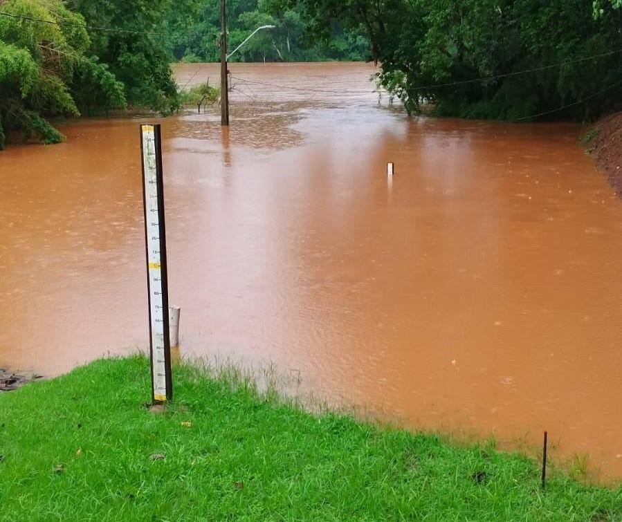 Nível do Rio Ivaí sobe e deixa moradores de chácaras em alerta