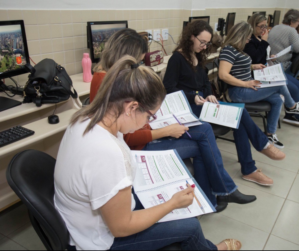 Professores recebem treinamento para uso de notebooks em aulas