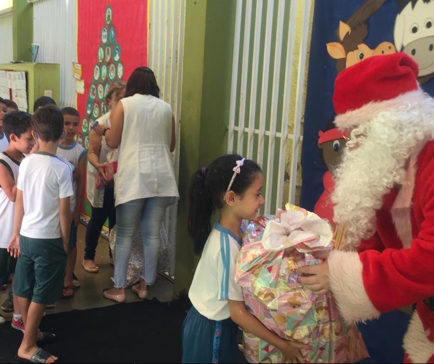 Papai Noel dos Correios faz entrega de presentes