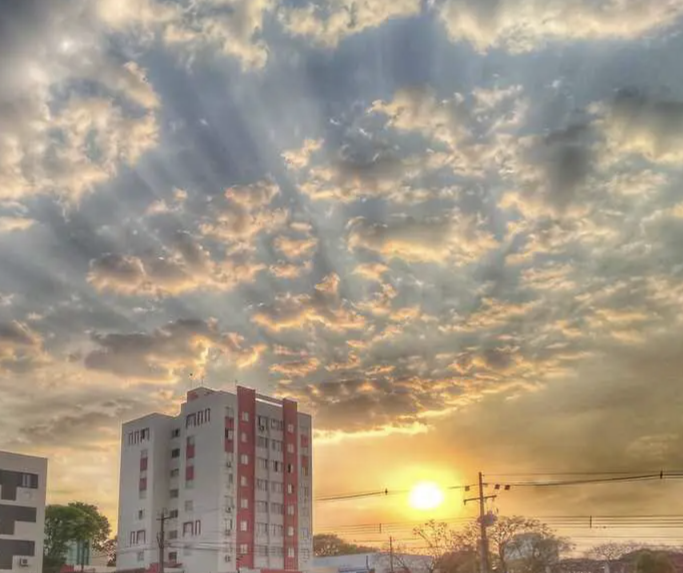 Instabilidade provoca chuva e trovoadas no Paraná neste domingo, 8