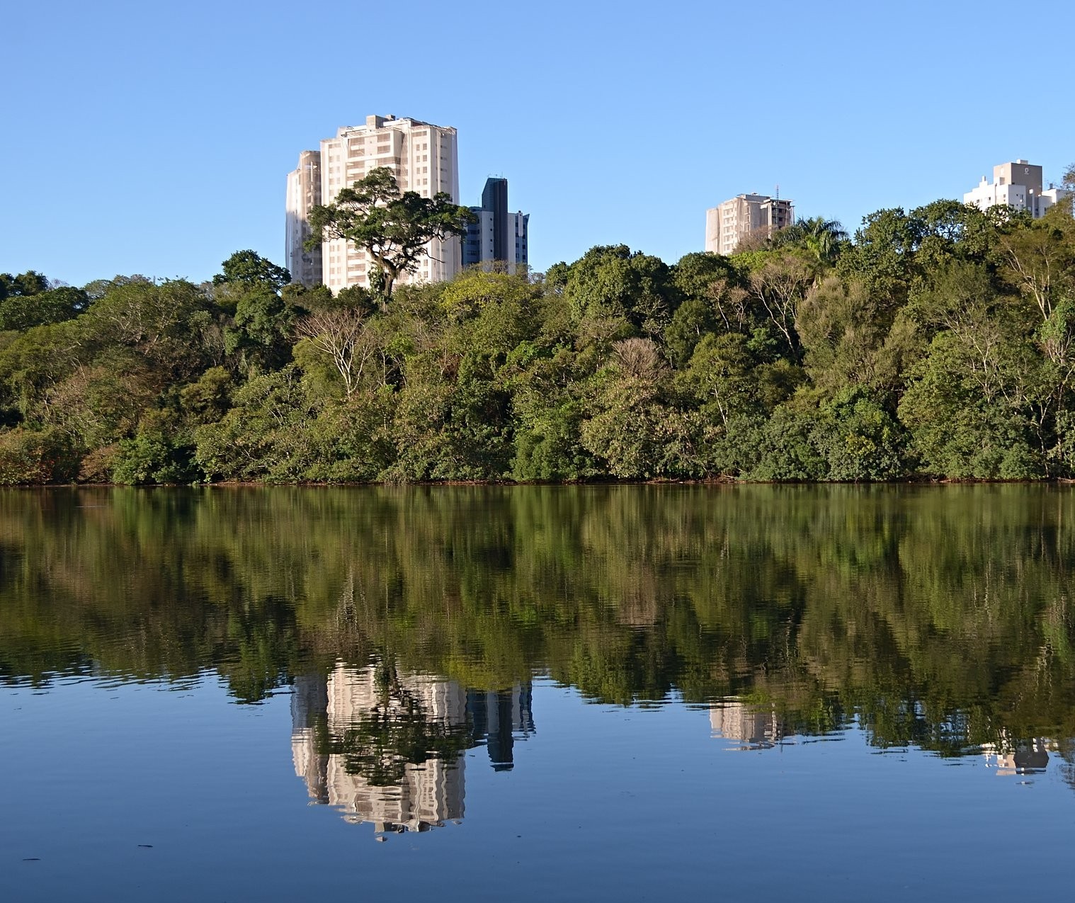 Terça-feira (24) com céu limpo e calor em Maringá