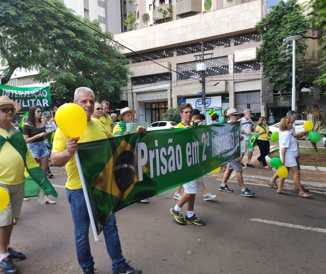 Criticando STF e Congresso, manifestantes realizam ato em Maringá